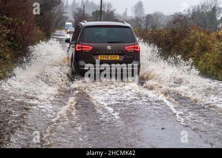 Caheragh, West Cork, Irlande.30th décembre 2021.De fortes pluies torrentielles qui tombent aujourd'hui ont conduit à des inondations de routes et de champs à Caheragh, dans l'ouest de Cork.Les comtés de Cork et Kerry sont actuellement sous un avertissement météo jaune met Eireann pour la pluie jusqu'à 5am demain.Crédit : AG News/Alay Live News Banque D'Images