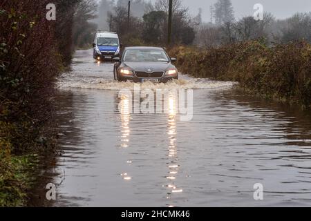 Caheragh, West Cork, Irlande.30th décembre 2021.De fortes pluies torrentielles qui tombent aujourd'hui ont conduit à des inondations de routes et de champs à Caheragh, dans l'ouest de Cork.Les comtés de Cork et Kerry sont actuellement sous un avertissement météo jaune met Eireann pour la pluie jusqu'à 5am demain.Crédit : AG News/Alay Live News Banque D'Images