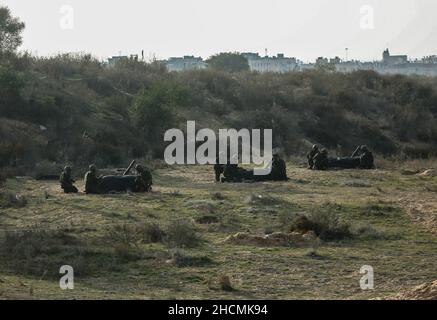 Gaza, Palestine.29th décembre 2021.Les combattants palestiniens lancent des grenades propulsées par des roquettes, au cours d'une manœuvre conjointe des factions palestiniennes à Rafah, dans le sud de la bande de Gaza.(Photo de Yousef Masoud/SOPA Images/Sipa USA) crédit: SIPA USA/Alay Live News Banque D'Images