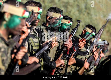 Gaza, Palestine.29th décembre 2021.Les combattants palestiniens portent des armes lors d'une manœuvre conjointe entre les factions palestiniennes dans la ville de Rafah, dans le sud de la bande de Gaza.(Photo de Yousef Masoud/SOPA Images/Sipa USA) crédit: SIPA USA/Alay Live News Banque D'Images