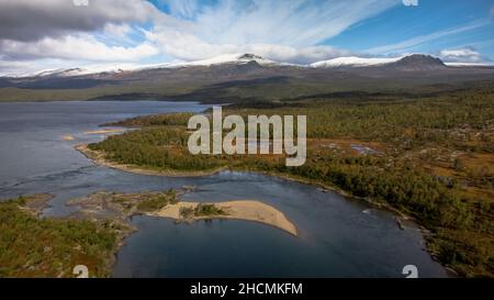 Rivière puissante et montagnes enneigées.Paysage scandinave d'automne.Kungsleden Trail, Suède Banque D'Images