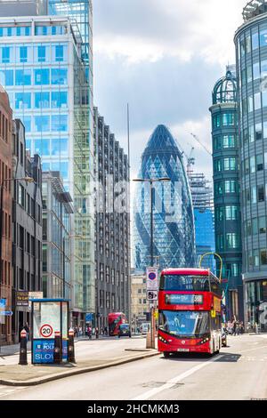 Bus à impériale rouge 388 vers Stratford City sur la route de Liverpool Street avec gratte-ciel en arrière-plan, Londres, Royaume-Uni Banque D'Images