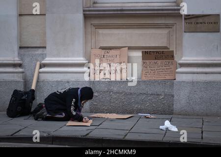 Bristol Crown court, Bristol, Royaume-Uni.17th décembre 2021.Photo : un supporter de Ryan Roberts fait des pancartes de protestation devant la cour de la Couronne de Bristol./ A ma Banque D'Images