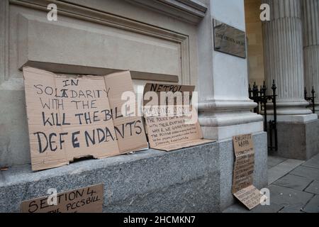 Bristol Crown court, Bristol, Royaume-Uni.17th décembre 2021.Photo : plaques de soutien de Ryan Roberets à l'extérieur de la cour de la Couronne de Bristol./ Un homme a été phrase Banque D'Images