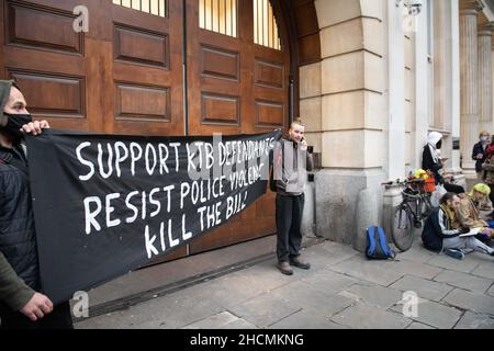 Bristol Crown court, Bristol, Royaume-Uni.17th décembre 2021.Photo : les supporters de Ryan Roberts se rassemblent devant le tribunal de la Couronne de Bristol./Un homme a été condamné Banque D'Images