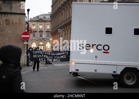 Bristol Crown court, Bristol, Royaume-Uni.17th décembre 2021.Photo : les supporters de Ryan Roberts se réunissent à l'extérieur de la cour de la Couronne de Bristol en tant que haute sécurité de Serco Banque D'Images