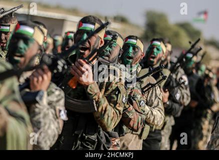 Gaza, Palestine.29th décembre 2021.Les combattants palestiniens portent des armes lors d'une manœuvre conjointe entre les factions palestiniennes dans la ville de Rafah, dans le sud de la bande de Gaza.Crédit : SOPA Images Limited/Alamy Live News Banque D'Images