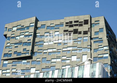 Amsterdam, pays-Bas - 28 octobre 2021 : immeuble de bureaux moderne dans le quartier des affaires d'Amsterdam, aux pays-Bas Banque D'Images