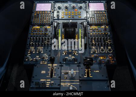 Moteurs leviers de poussée et panneau de commande central à l'intérieur d'un cockpit de grand avion à réaction. Banque D'Images