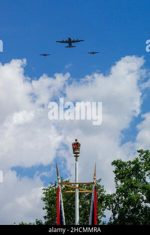 Formation d'avions de la Royal Air Force survolant Londres, Royaume-Uni, pour le Flycast d'anniversaire de la Reine après Trooping The Color.C-130 Hercules, B200 King Airs Banque D'Images