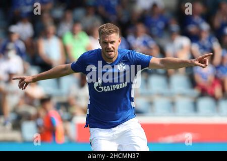 Schalke dit camp d'entraînement en Turquie en raison de cas possibles de coronavirus à court préavis de firo: 03.07.2021, football, 2nd Bundesliga, saison 2021/2022, camp d'entraînement FC Schalke 04, test match, FC Schalke 04 - Zenit St.Petersburg 0: 0, Simon Terodde, FC Schalke 04, S04, Schalke,demi-chiffre, geste, donne des instructions, Banque D'Images