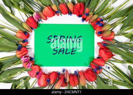 Carte De Motif Texte De La Solde De Printemps Sur Un Livre Decoupe En Papier Avec Ressort F Photo Stock Alamy