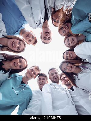 groupe de médecins réussis debout dans un cercle Banque D'Images