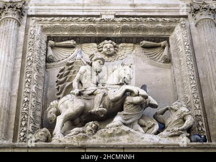 Saint James le Moor-slayer (Santiago Matamoros) à cheval, portant comme soldat et victorieux sur les infidèles.Haut relief sur la partie supérieure de la porte latérale de l'église de Santiago.Temple construit entre 1553 et 1559 par l'architecte Juan de Orea.Almería.Andalousie.Espagne. Banque D'Images