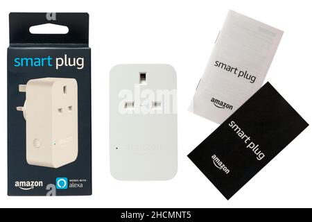 Smart Plug SmartPlug fonctionne avec Alexa Amazon retiré de la boîte isolée sur fond blanc Banque D'Images