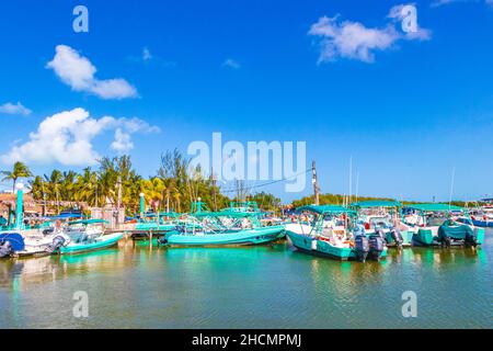 Holbox Mexique 21.Décembre 2021 vue panoramique sur la magnifique île Holbox avec des bateaux Holbox Express ferry village port port Muelle de Holbo Banque D'Images