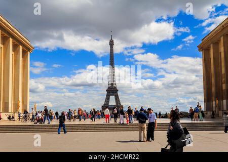 Depuis la terrasse d'observation du Palais Chaillot, le Trocadéro offre une vue imprenable sur la Tour Eiffel le 11 mai 2013 à Paris, France. Banque D'Images