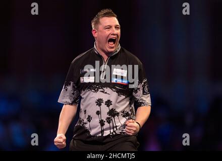 Chris Dobey célèbre la victoire de la série 4th au cours du treize jour du Championnat du monde des fléchettes William Hill à Alexandra Palace, Londres.Date de la photo: Jeudi 30 décembre 2021. Banque D'Images