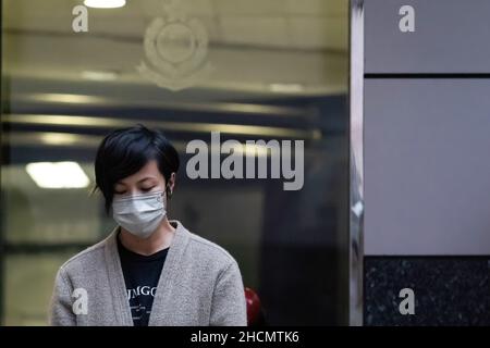 Hong Kong, Chine.30th décembre 2021.Denise Ho sort du poste de police après avoir reçu une caution.La chanteuse Denise Ho WAN-See a été mise en liberté sous caution au poste de police de l'Ouest après avoir été arrêtée dans le cadre d'une violation présumée de l'ordonnance sur les crimes de l'époque coloniale en conspirant pour publier des publications sédimentaires.Dans le cadre de la répression politique, les médias indépendants de Hong Kong ont été raidés et fouillés par 200 policiers.Stand News les membres du comité de rédaction, les rédacteurs et le chanteur pop-chanteur Denis Ho, membre du conseil d'administration, ont été arrêtés.Crédit : SOPA Images Limited/Alamy Live News Banque D'Images