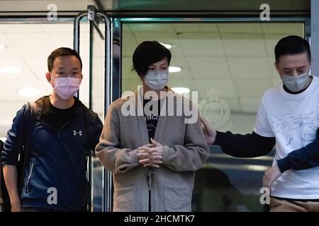 Denise Ho sort du poste de police avec la chanteuse Wong Yiu Ming et l'activiste Raymond Chan Chi-yuen après avoir reçu une caution.La chanteuse Denise Ho WAN-See a été mise en liberté sous caution au poste de police de l'Ouest après avoir été arrêtée dans le cadre d'une violation présumée de l'ordonnance sur les crimes de l'époque coloniale en conspirant pour publier des publications sédimentaires.Dans le cadre de la répression politique, les médias indépendants de Hong Kong ont été raidés et fouillés par 200 policiers.Stand News les membres du comité de rédaction, les rédacteurs et le chanteur pop-chanteur Denis Ho, membre du conseil d'administration, ont été arrêtés. Banque D'Images