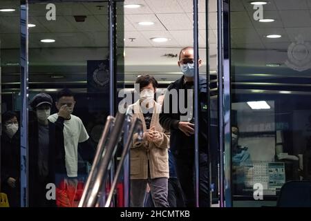 Hong Kong, Chine.30th décembre 2021.Denise Ho sort du poste de police après avoir reçu une caution.La chanteuse Denise Ho WAN-See a été mise en liberté sous caution au poste de police de l'Ouest après avoir été arrêtée dans le cadre d'une violation présumée de l'ordonnance sur les crimes de l'époque coloniale en conspirant pour publier des publications sédimentaires.Dans le cadre de la répression politique, les médias indépendants de Hong Kong ont été raidés et fouillés par 200 policiers.Stand News les membres du comité de rédaction, les rédacteurs et le chanteur pop-chanteur Denis Ho, membre du conseil d'administration, ont été arrêtés.Crédit : SOPA Images Limited/Alamy Live News Banque D'Images