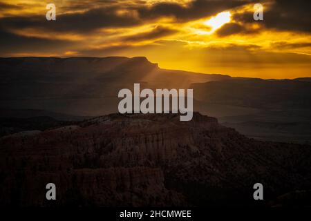 Lever du soleil sur l'arche nationale de Bryce Canyon dans l'Utah Banque D'Images