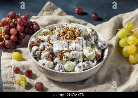 Salade de raisin crémeuse biologique saine avec fromage à la crème et noix Banque D'Images