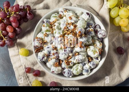 Salade de raisin crémeuse biologique saine avec fromage à la crème et noix Banque D'Images