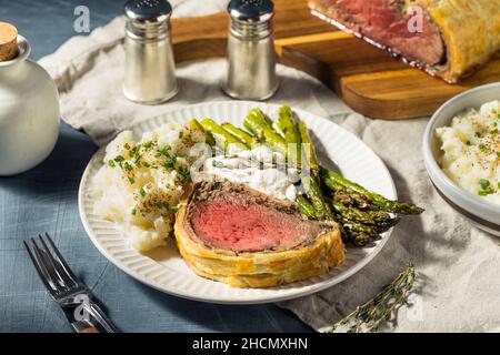 Rôti de bœuf maison de Noël avec champignons et pâte feuilletée Banque D'Images