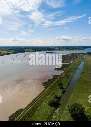 Sutton Suffolk UK 26 2021 juin : petits bateaux à voile sur la rivière Deben à Suffolk par une journée d'été claire et chaude Banque D'Images