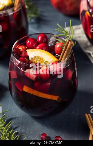 Dégustation de vin de sangria avec romarin à la canneberge Banque D'Images