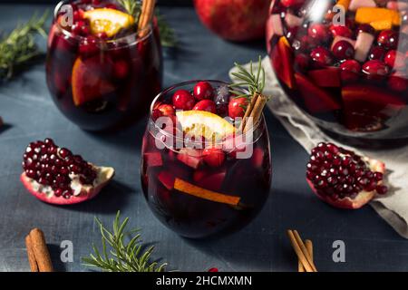 Dégustation de vin de sangria avec romarin à la canneberge Banque D'Images