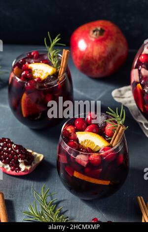 Dégustation de vin de sangria avec romarin à la canneberge Banque D'Images