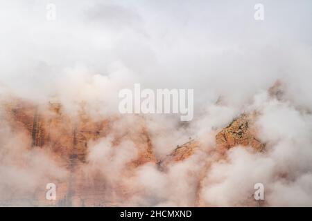 Matin brumeux dans le parc national de Zion Banque D'Images