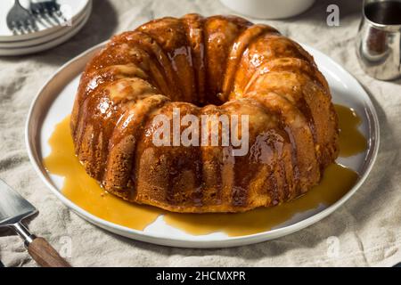 Gâteau de Noël maison au rhum au beurre avec sauce Banque D'Images