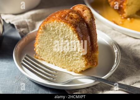 Gâteau de Noël maison au rhum au beurre avec sauce Banque D'Images