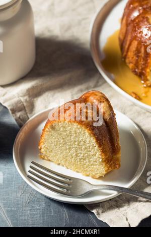 Gâteau de Noël maison au rhum au beurre avec sauce Banque D'Images