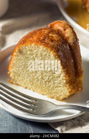 Gâteau de Noël maison au rhum au beurre avec sauce Banque D'Images