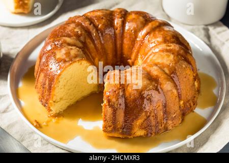 Gâteau de Noël maison au rhum au beurre avec sauce Banque D'Images