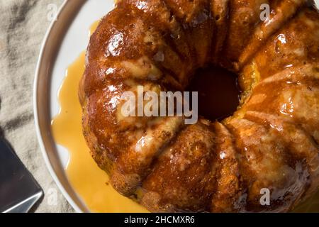 Gâteau de Noël maison au rhum au beurre avec sauce Banque D'Images