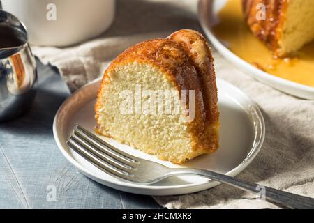 Gâteau de Noël maison au rhum au beurre avec sauce Banque D'Images