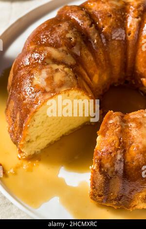 Gâteau de Noël maison au rhum au beurre avec sauce Banque D'Images