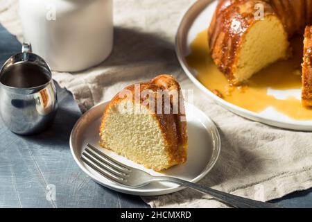 Gâteau de Noël maison au rhum au beurre avec sauce Banque D'Images