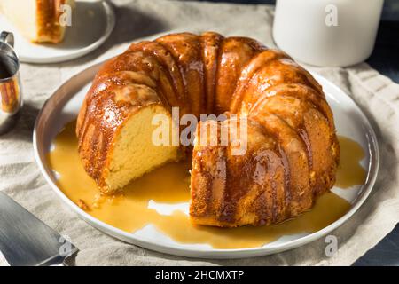 Gâteau de Noël maison au rhum au beurre avec sauce Banque D'Images