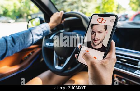 Femme utiliser l'application ou le site de rencontres dans l'écran de téléphone mobile dans une voiture.Femme glissant et aimer les profils sur le site de relation ou l'application.Femme seule usin Banque D'Images