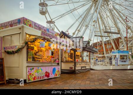 Leicester, Royaume-Uni, - la roue de Noël de la lumière et les vendeurs de nourriture de rue font une apparence festive dans Jubilee Square. Banque D'Images