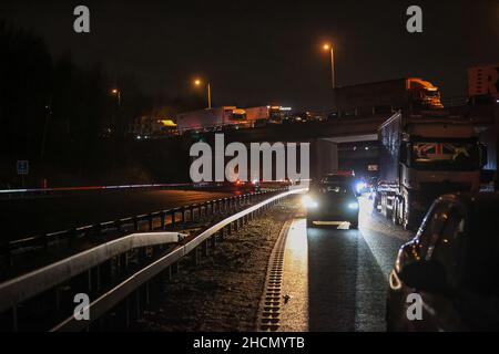 Leeds, Royaume-Uni.30th décembre 2021.Les autoroutes A1 et M1 restent fermées après un grave accident en direction du nord entre J43 et J44, après qu'une voiture se déplaçant dans la mauvaise direction ait frappé la circulation venant en sens inverse. À Leeds, Royaume-Uni, le 12/30/2021.(Photo de Mark Cosgrove/News Images/Sipa USA) crédit: SIPA USA/Alay Live News Banque D'Images