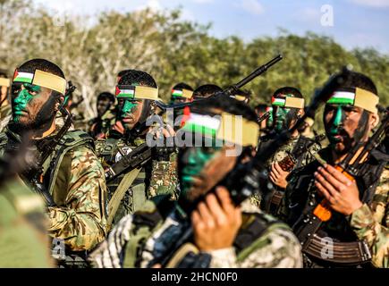 Gaza, bande de Gaza, Palestine.29th décembre 2021.Gaza, Palestine.29 décembre 2021.Les combattants de divers groupes de résistance palestiniens défilent au cours d'un exercice militaire conjoint qui a lieu dans la bande de Gaza.Le Hamas, le Jihad islamique et d'autres groupes militants plus petits ont participé à l'exercice, au cours duquel les groupes palestiniens ont dévoilé leurs capacités militaires et leurs équipements, et ont testé leurs capacités de défense face à toute attaque israélienne potentielle (Credit image: © Yousef Mohammed/IMAGESLIVE via ZUMA Press Wire) Banque D'Images