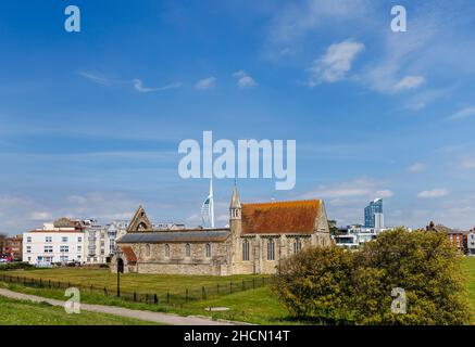 L'église de la garnison royale en ruines dans le vieux Portsmouth, bombardée dans le Blitz, Portsmouth, Hampshire, côte sud de l'Angleterre avec la Tour Spinnaker derrière Banque D'Images