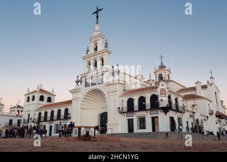 El Rocio, Huelva, Espagne - 6 décembre 2021 : Hermitage d'El Rocío.Un important pèlerinage marial est célébré ici, la Romería del Rocío. Banque D'Images